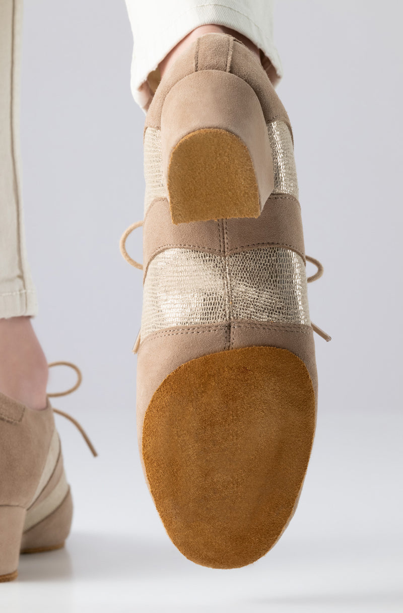 Laad het plaatje in de Viewer, Sandrine 002-35 Beige /Print goud Suède 3.5 cm
